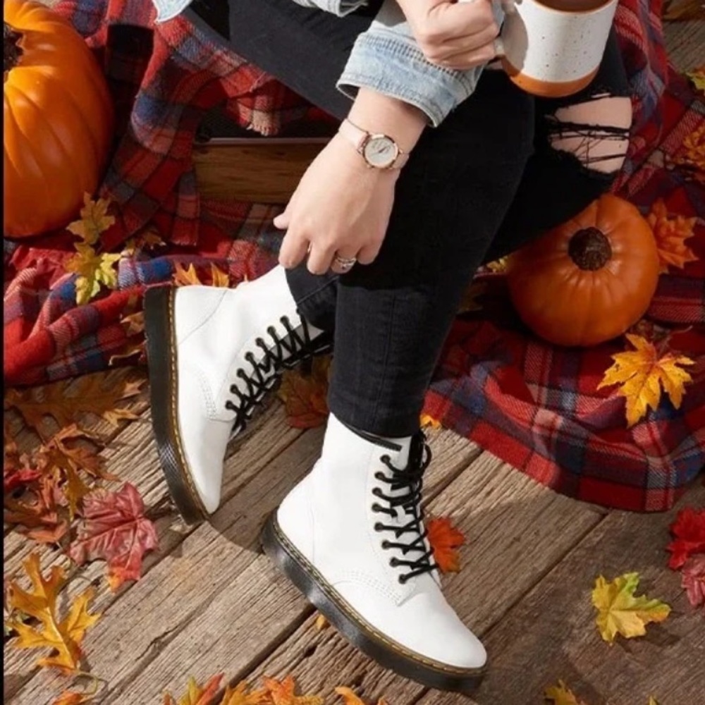 NEW Dr. Martens Zavala Eyelet White Patent Boots 8 - Picture 7 of 8
